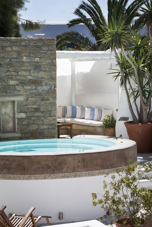 Imagen de la piscina del Hotel Carbonaki. Foto 9