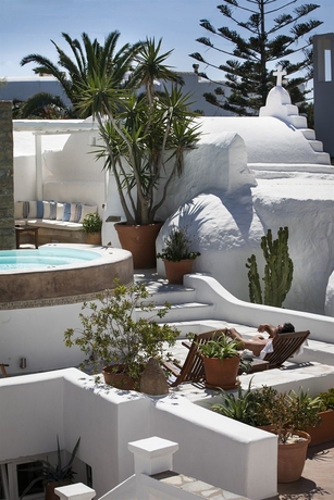 Imagen de los exteriores del Hotel Carbonaki. Foto 4
