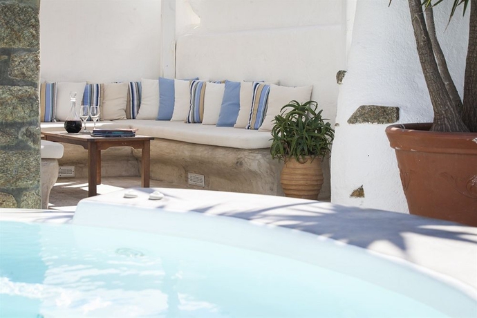 Imagen de la piscina del Hotel Carbonaki. Foto 13