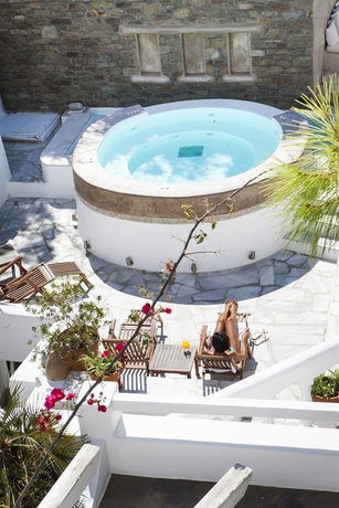 Imagen de la piscina del Hotel Carbonaki. Foto 14