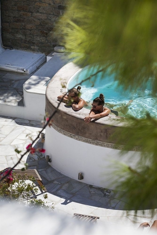 Imagen de la piscina del Hotel Carbonaki. Foto 15