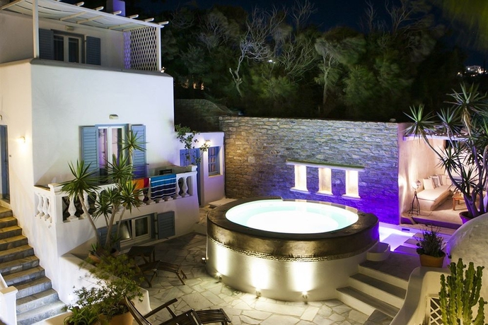 Imagen de la piscina del Hotel Carbonaki. Foto 16
