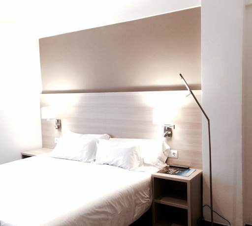 Imagen de la habitación del Hotel Carbonell. Foto 13