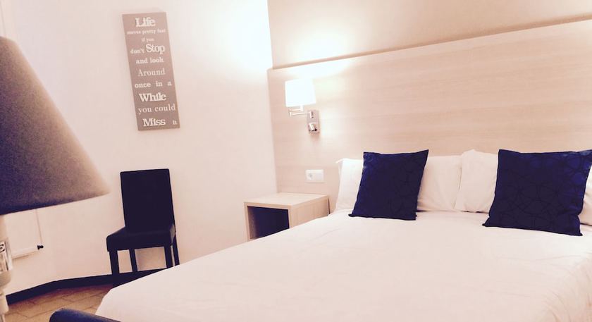 Imagen de la habitación del Hotel Carbonell. Foto 14