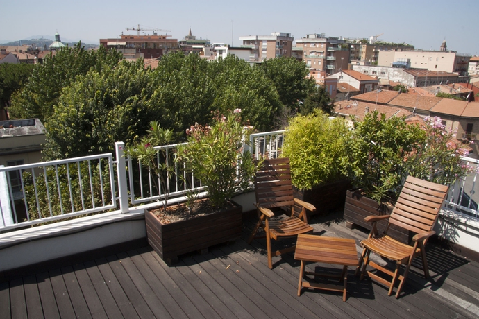 Imagen de los exteriores del Hotel Card International. Foto 8