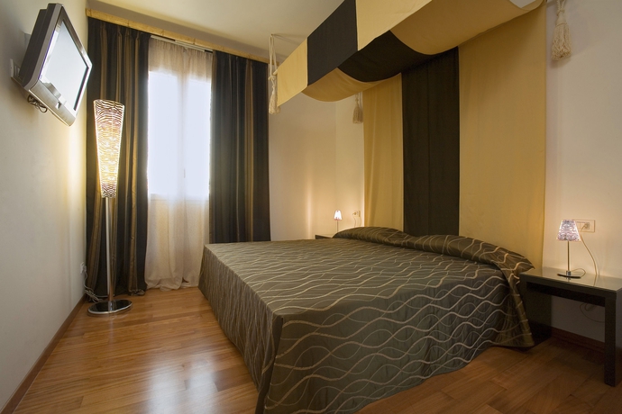 Imagen de la habitación del Hotel Card International. Foto 4