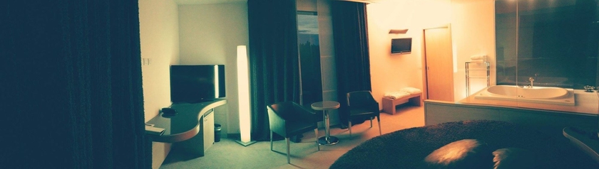 Imagen de la habitación del Hotel Card International. Foto 5