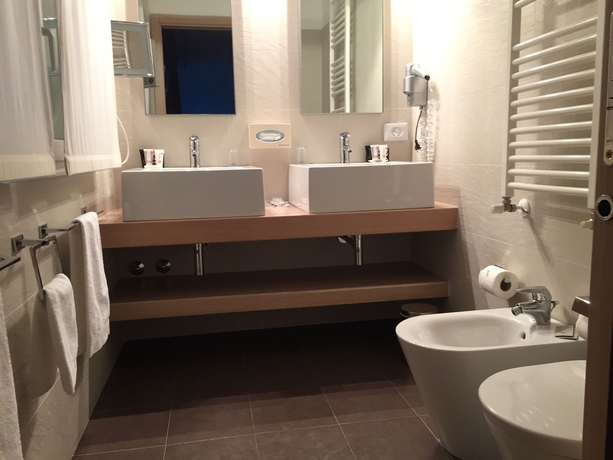 Imagen de la habitación del Hotel Card International. Foto 6