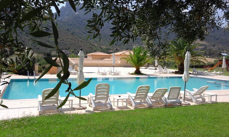 Imagen de la piscina del Hotel Cardedu. Foto 14