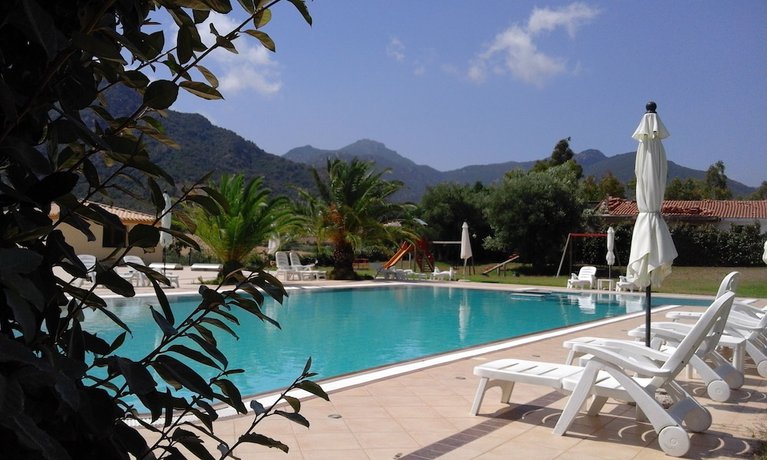 Imagen de la piscina del Hotel Cardedu. Foto 15