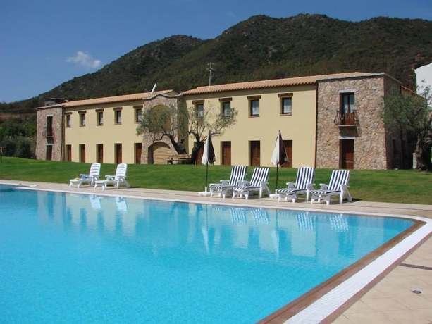 Imagen de la piscina del Hotel Cardedu. Foto 18