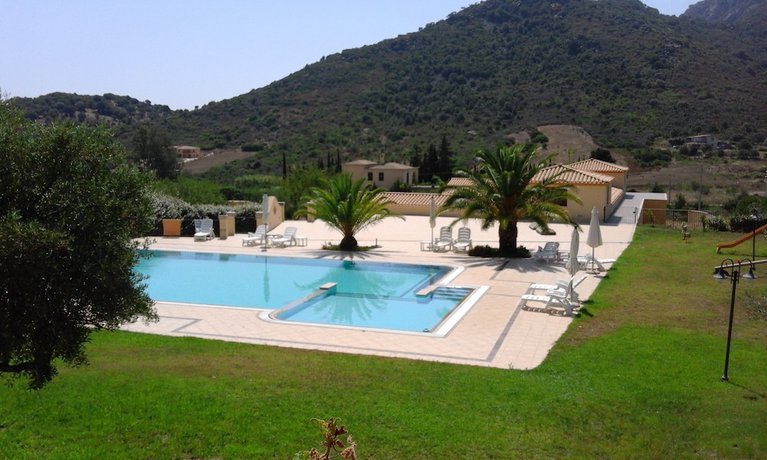 Imagen de la piscina del Hotel Cardedu. Foto 19