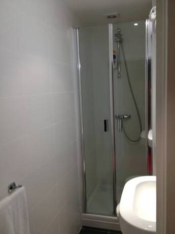 Imagen de la habitación del Hotel Cardiff. Foto 3