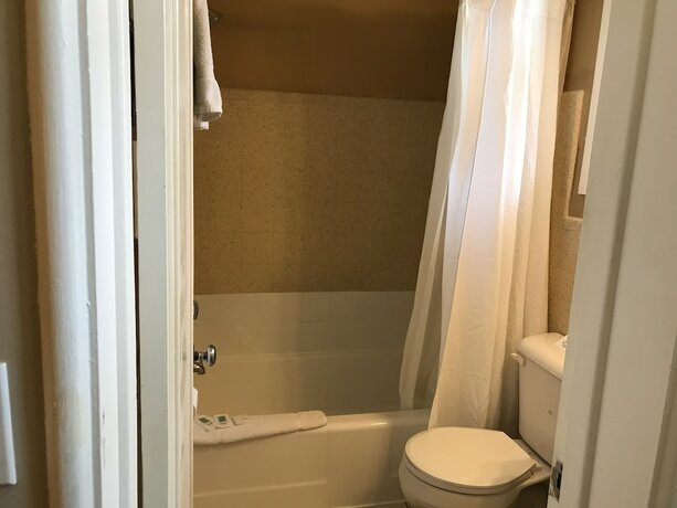 Imagen general del Hotel Cardinal Court Motel. Foto 12