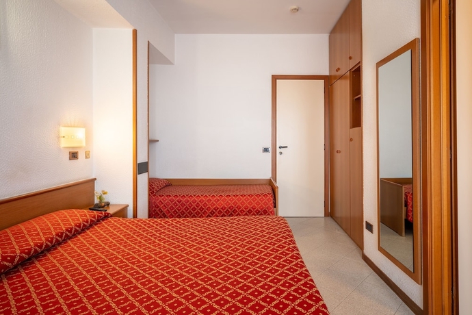 Imagen de la habitación del Hotel Careni Villa Italia. Foto 1