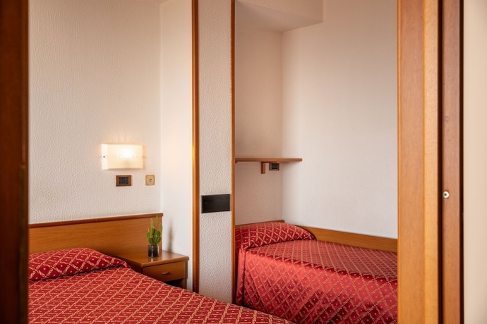 Imagen de la habitación del Hotel Careni Villa Italia. Foto 2