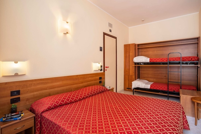 Imagen de la habitación del Hotel Careni Villa Italia. Foto 3