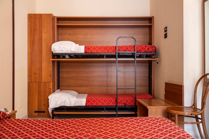 Imagen de la habitación del Hotel Careni Villa Italia. Foto 4