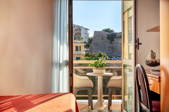 Imagen de la habitación del Hotel Careni Villa Italia. Foto 5