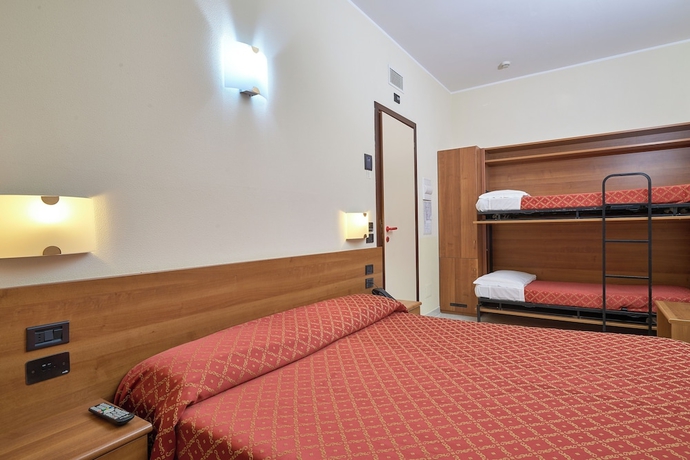 Imagen de la habitación del Hotel Careni Villa Italia. Foto 7