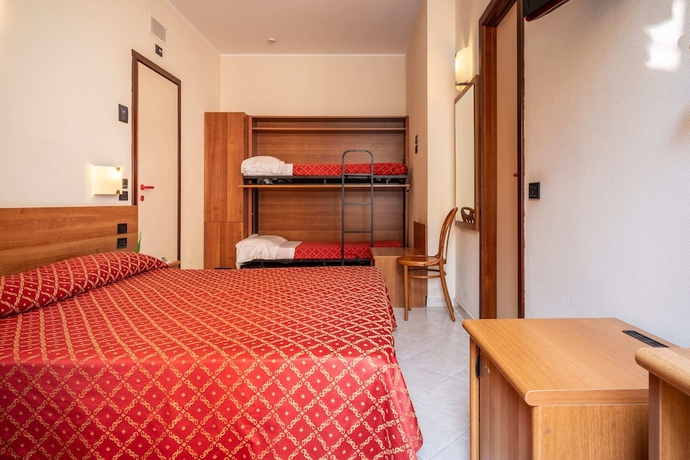 Imagen de la habitación del Hotel Careni Villa Italia. Foto 8