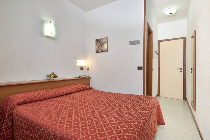 Imagen de la habitación del Hotel Careni Villa Italia. Foto 10