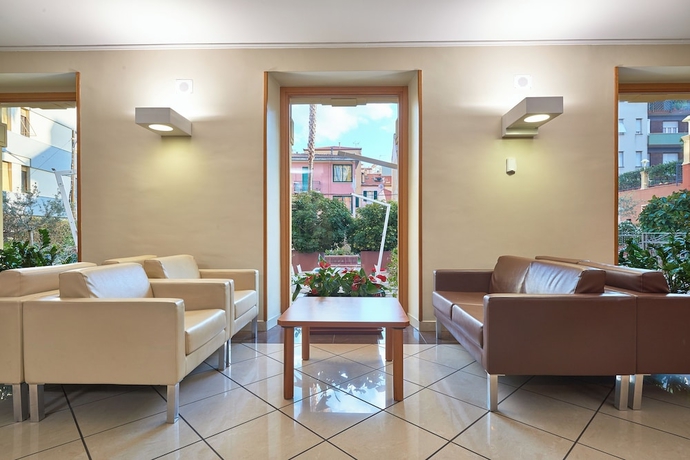 Imagen de los interiores del Hotel Careni Villa Italia. Foto 16