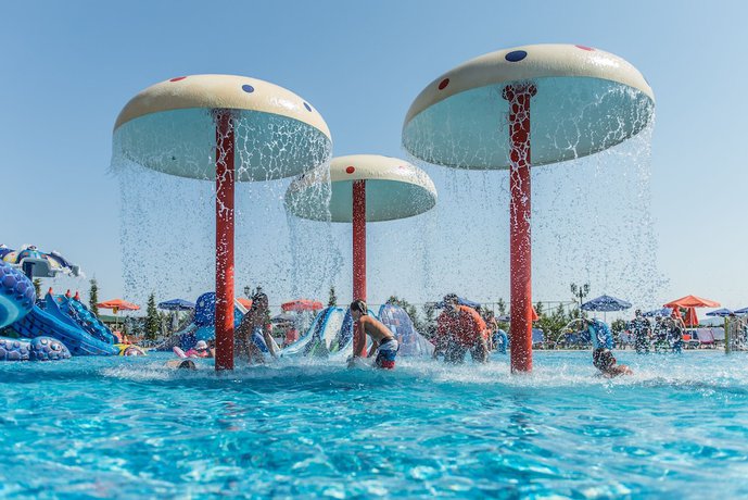 Imagen de la piscina del Hotel Caretta Beach Resort and WaterPark. Foto 15