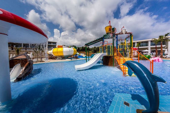 Imagen de la piscina del Hotel Caretta Paradise Resort and Waterpark. Foto 16