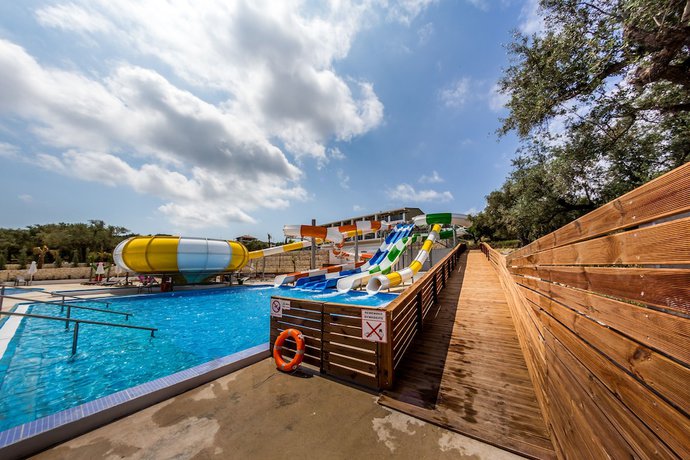 Imagen de la piscina del Hotel Caretta Paradise Resort and Waterpark. Foto 17