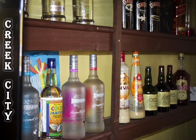 Imagen del bar/restaurante del Hotel Caribbean Holiday Apartments. Foto 3