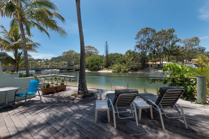 Imagen de los exteriores del Hotel Caribbean Noosa. Foto 9
