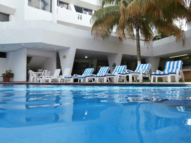 Imagen de la piscina del Hotel Caribe Internacional. Foto 15