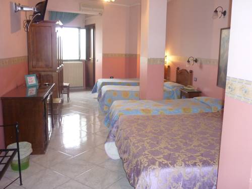 Imagen de la habitación del Hotel Caribe, Nápoles. Foto 2