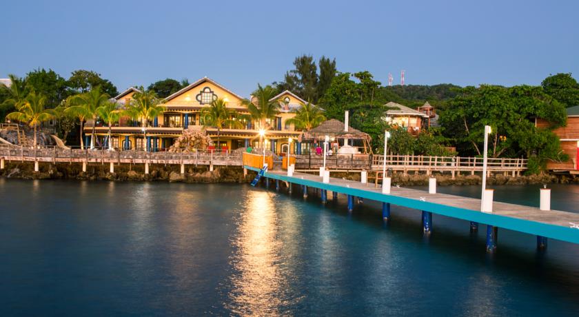 Imagen de los exteriores del Hotel Caribe Tesoro. Foto 6