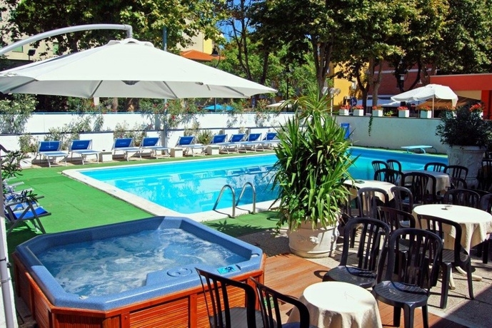 Imagen de la piscina del Hotel Carillon, Bellaria-Igea Marina. Foto 7