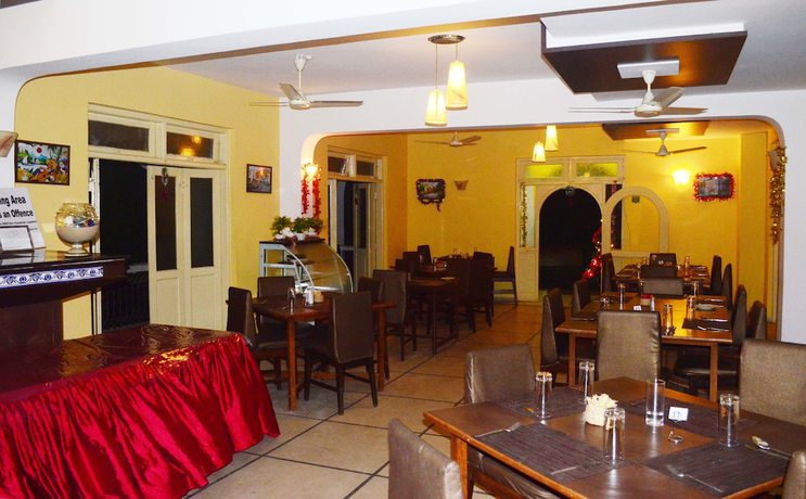 Imagen del bar/restaurante del Hotel Carina Beach Resort. Foto 3