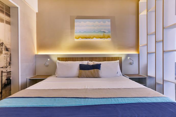 Imagen de la habitación del Hotel Carine Delfin. Foto 13