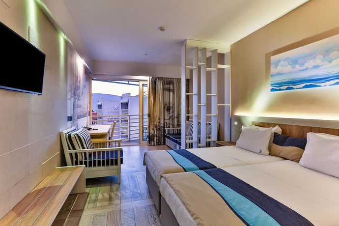 Imagen de la habitación del Hotel Carine Delfin. Foto 17