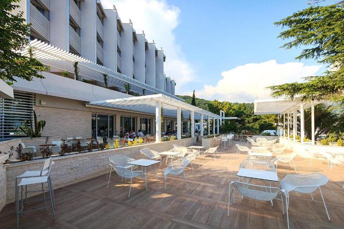 Imagen general del Hotel Carine Delfin. Foto 3