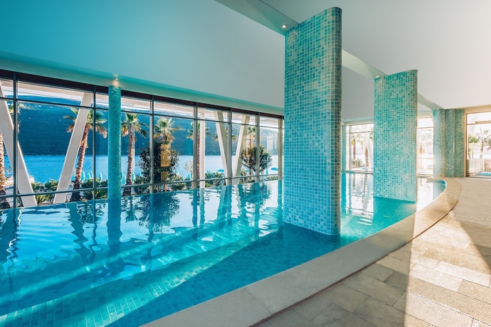 Imagen de la piscina del Hotel Carine Kumbor. Foto 5