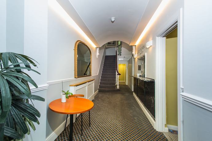 Imagen de los interiores del Hotel Caring. Foto 18