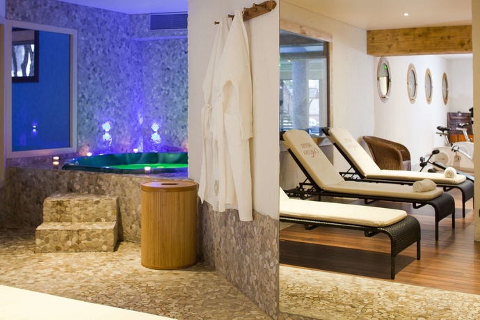 Imagen de la piscina del Hotel Carlina, Les Tollets. Foto 19