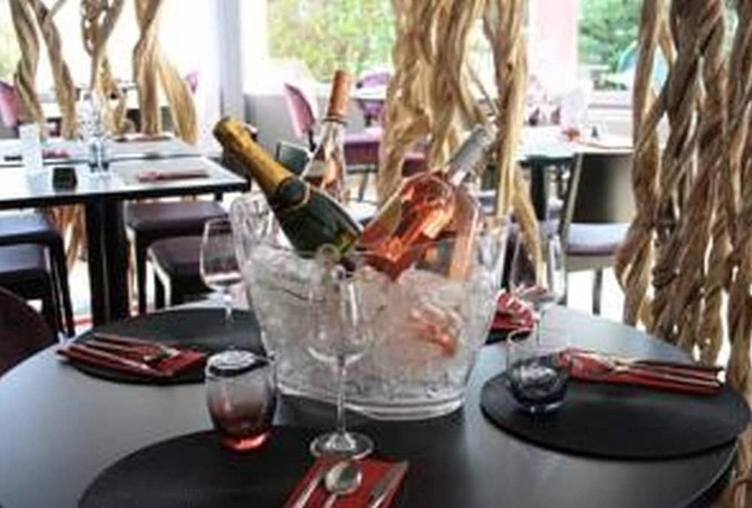 Imagen del bar/restaurante del Hotel Carline, Caen. Foto 15