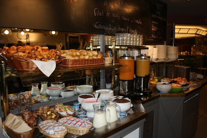 Imagen del bar/restaurante del Hotel Carline, Caen. Foto 16