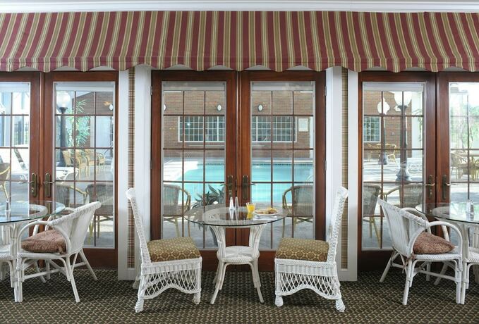 Imagen del bar/restaurante del Hotel Carlisle Inn Sugarcreek. Foto 14