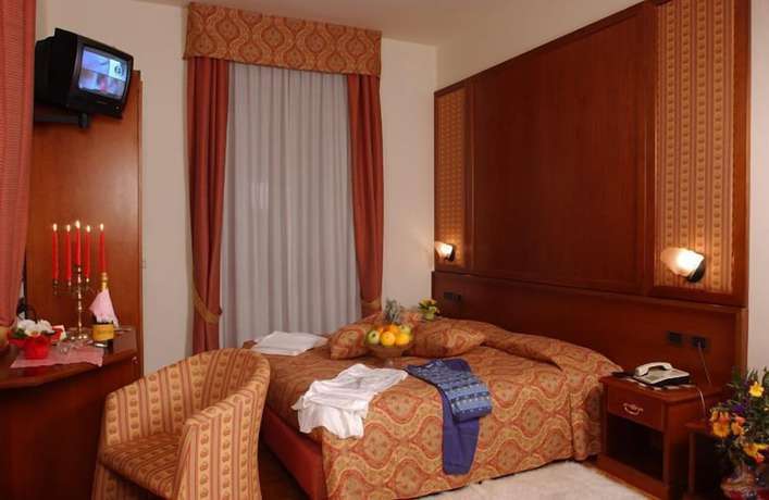Imagen de la habitación del Hotel Carlone. Foto 15