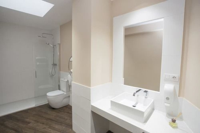 Imagen de la habitación del Hotel Carlos 96. Foto 16