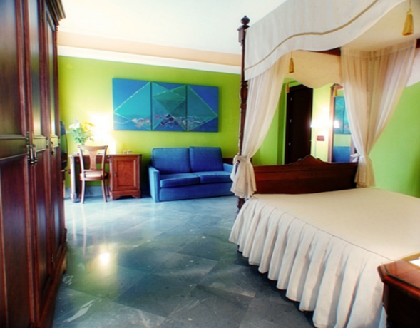 Imagen de la habitación del Hotel Carlos V, Granada. Foto 9