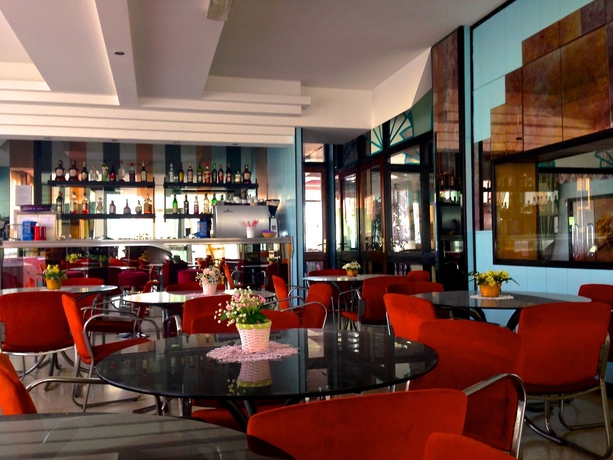 Imagen del bar/restaurante del Hotel Carlton Beach, Marebello. Foto 2